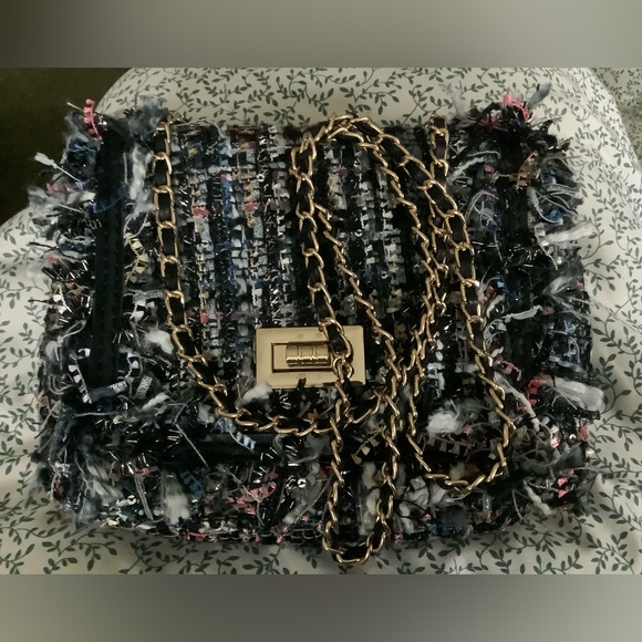 Designer inspired colored tweed with silver, and pearl strap handle. - Picture 10 of 10